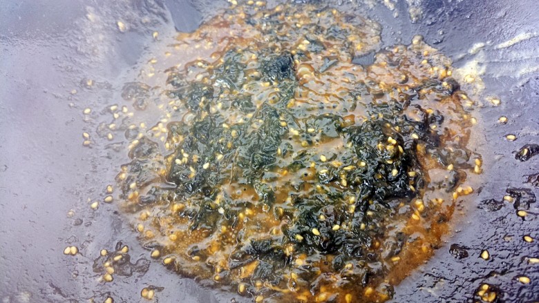创意螺旋面,然后锅里热油,把调好的海苔花生酱汁倒入进去炒一下。