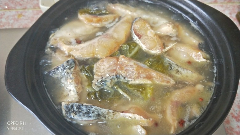 下饭神器之砂锅酸菜鱼,放入鱼块儿至鱼块七八分熟关火,关火后砂锅还会沸腾一会儿,余温完全可以焖熟鱼块,酸菜是咸的,鱼肉腌制过,不用放盐
