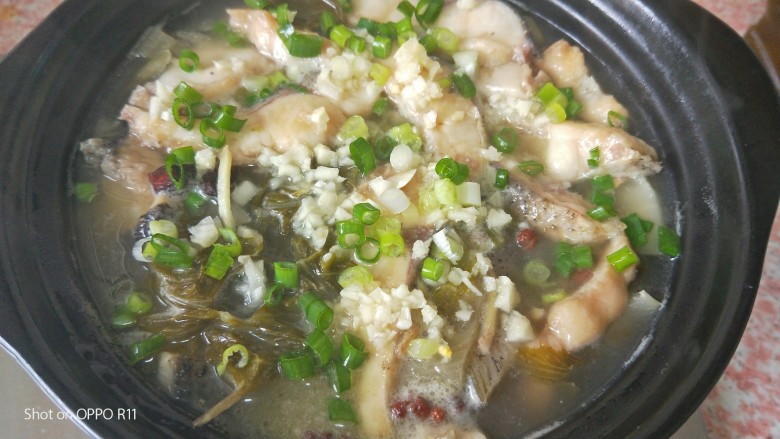 下饭神器之砂锅酸菜鱼,蒜剁碎撒在上面,葱切葱花撒上面