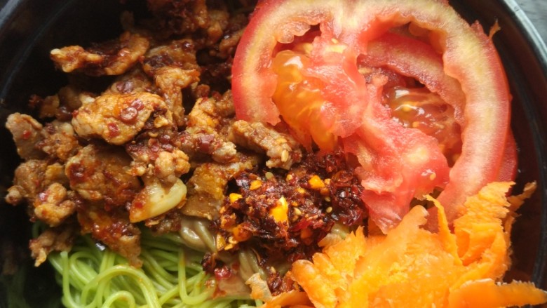 凉面,凉面取出沥水，加芝麻酱，酱油，番茄，，胡萝卜丝，肉沫摆盘就可以啦