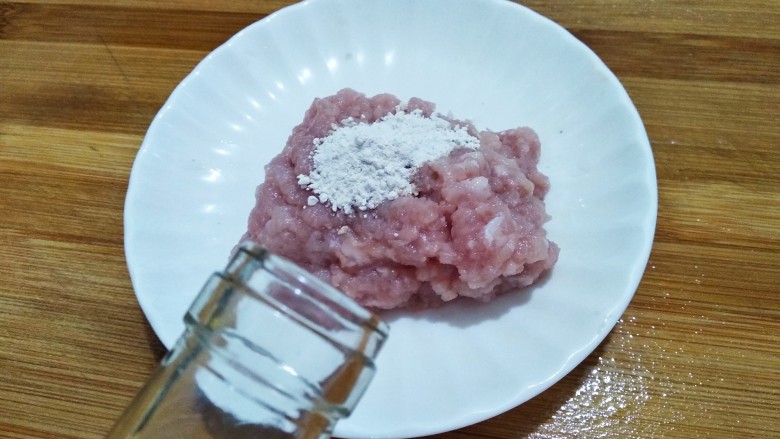 肉末豆腐,倒少许<a style='color:red;display:inline-block;' href='/shicai/ 718'>料酒</a>