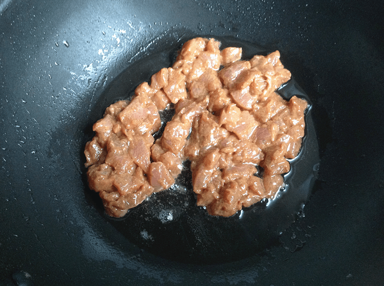 爆炒三丁,锅内留适量的油,腌好的肉丁加入少量淀粉拌匀后,放入锅内翻炒熟后盛出。