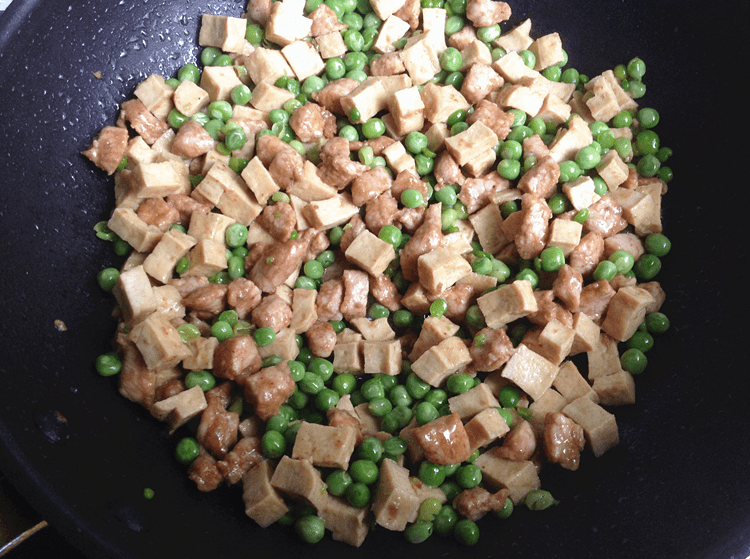 爆炒三丁,最后把炒好的肉丁放入锅内,翻拌入味关火。