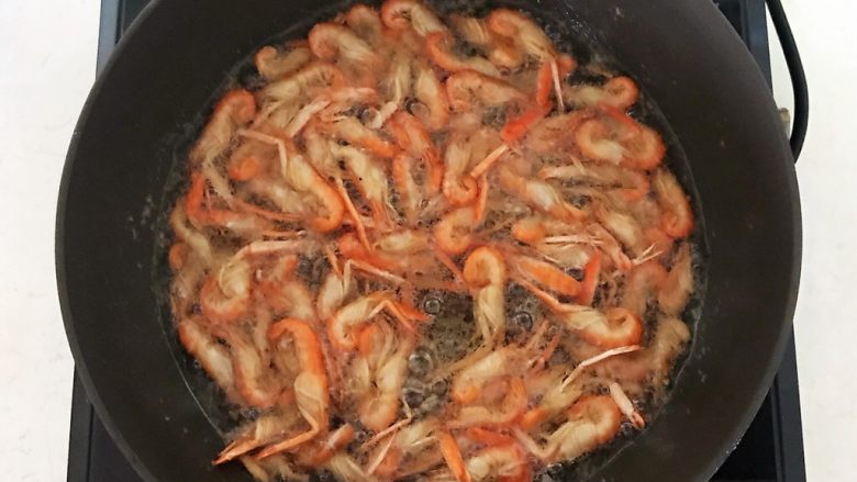 香酥爪爪虾,油温6分热的时候加入爪爪虾,小火炸制
