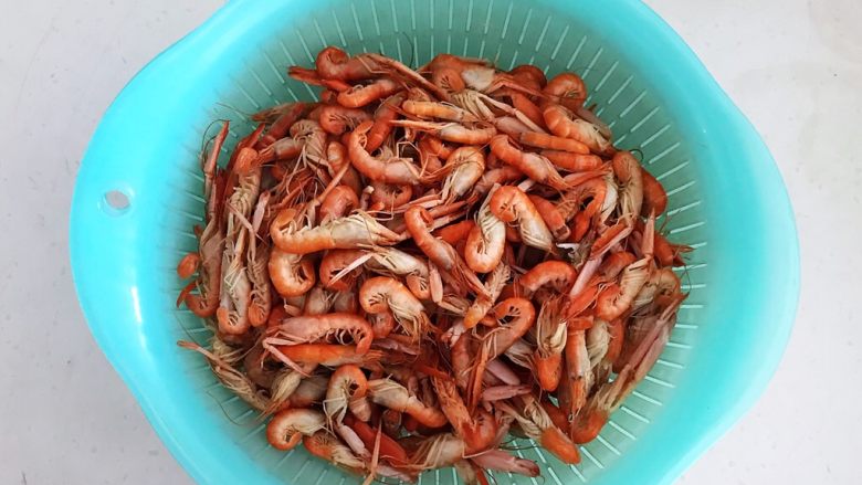 香酥爪爪虾,把爪爪虾清洗干净,沥干水份
