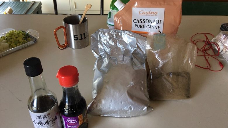 土豆蘑菇燉飯~,把高湯和所有的調味料混合均勻後,一併倒入煮飯鍋(<a style='color:red;display:inline-block;' href='/shicai/ 847'>香油</a>除外)