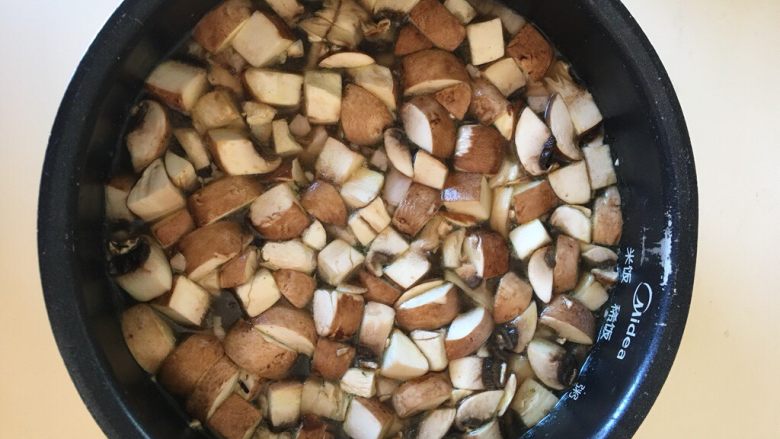 土豆蘑菇燉飯~,稍微均勻的攪拌一下~按下按鈕,就和煮白飯一樣