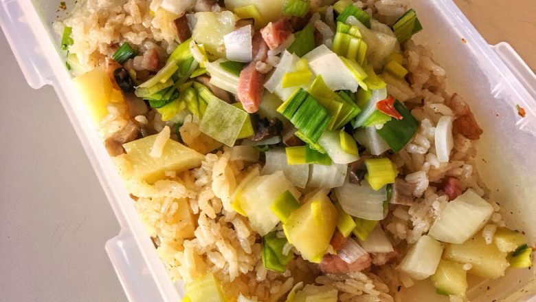 土豆蘑菇燉飯~,一份簡單又奢華的土豆蘑菇燉飯就完成囉~ 500克的白米大概可以給4個人吃! 簡單步驟,只需要電鍋~