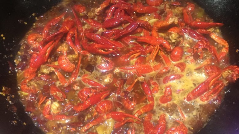 香辣小龙虾,倒入啤酒烧开后,小火上锅盖子进行闷煮20分钟,水必须盖过小龙虾,啤酒不够,可以放适量清水。闷煮10分钟后,建议翻炒一下在继续闷煮。