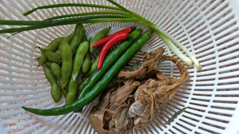 香辣毛豆外婆菜,准备食材，<a style='color:red;display:inline-block;' href='/shicai/ 67'>毛豆</a>，青辣椒，<a style='color:red;display:inline-block;' href='/shicai/ 212331'>指天椒</a>，外婆菜，香葱