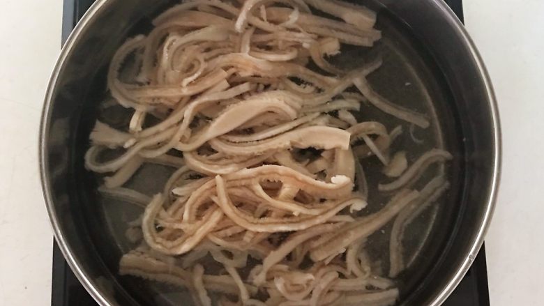 凉拌牛肚,锅里加入冷水,放入牛肚丝
