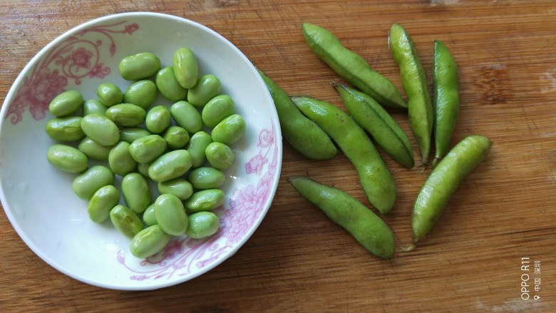 香辣毛豆外婆菜,毛豆剥出豆子