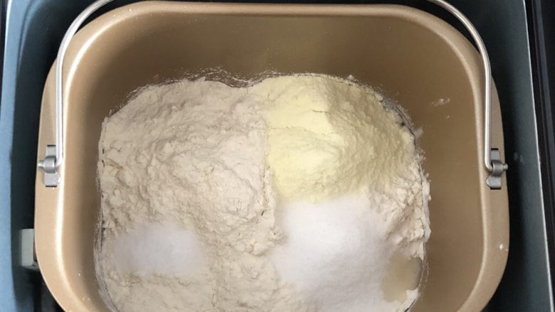 生日主题葡萄蔓越莓软欧,液体先放粉类后放
