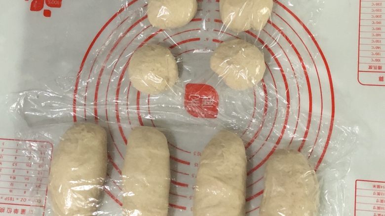 生日主题葡萄蔓越莓软欧,面团拍扁排气
分割60g✖️4个外皮，剩下的均分4份，整了成橄榄状，盖上保鲜膜松弛30分钟