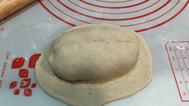 生日主题葡萄蔓越莓软欧,从上往下卷起，捏好收口，皮擀开，中间抹一层无味色拉油