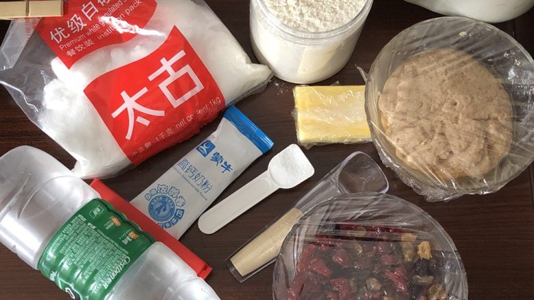 生日主题葡萄蔓越莓软欧,12小时后准备主面团材料