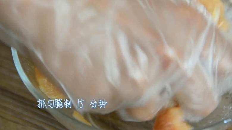 三椒炒鸡丁—除了好吃还得好看,鸡丁加入1勺盐、1勺糖、淀粉抓匀,再加入1勺油继续抓匀,腌制15分钟。