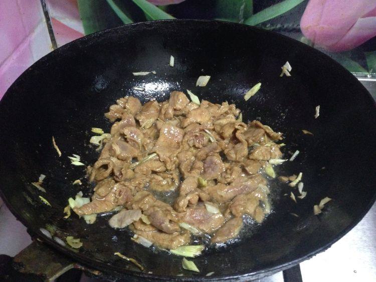 豇豆蒸面,放入腌制好的肉片,翻炒至变色断生