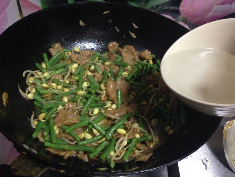 豇豆蒸面,加入少许清水(水的量大约是菜的2/3)煮开至成熟