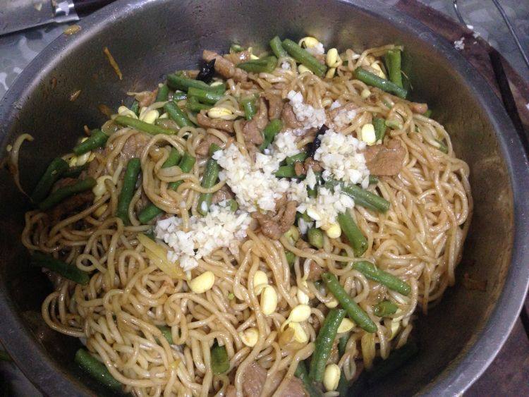 豇豆蒸面,把面条放入盆中,趁热倒入蒜泥水拌匀即可盛出食用