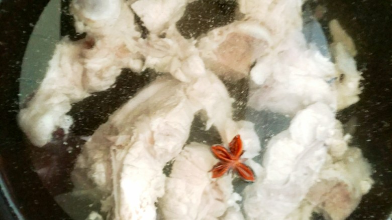 山药脊骨汤,压力锅从新添水,放入焯好的排骨,加入<a style='color:red;display:inline-block;' href='/shicai/ 695'>八角</a>