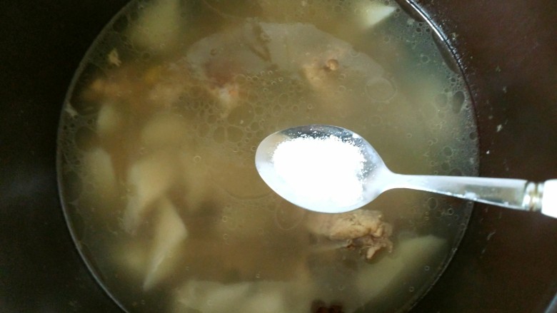 山药脊骨汤,跳闸,加入两小勺盐