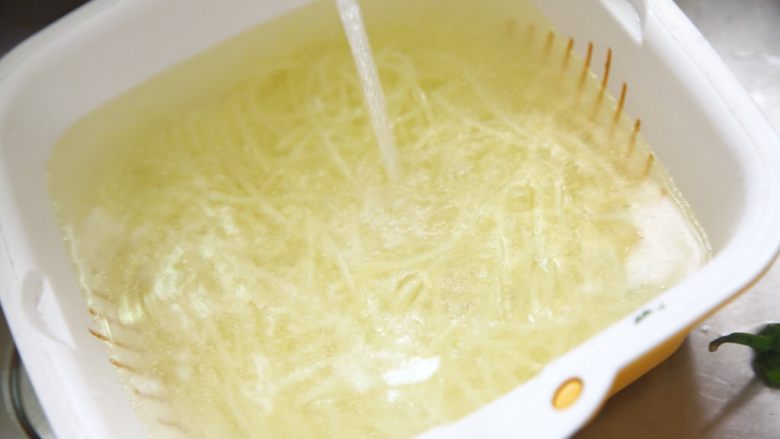 夏天快手吃点啥?炝土豆丝!,然后捞出来,凉水冲凉。