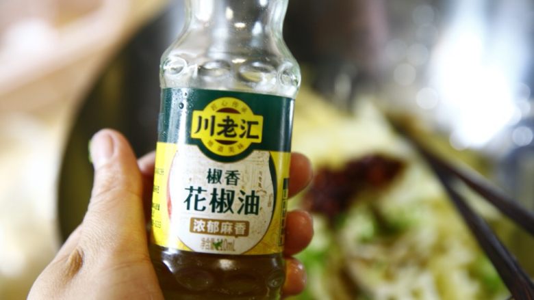 夏天快手吃点啥?炝土豆丝!,然后是几滴花椒油,这个不宜多放,味道适中就可以了。