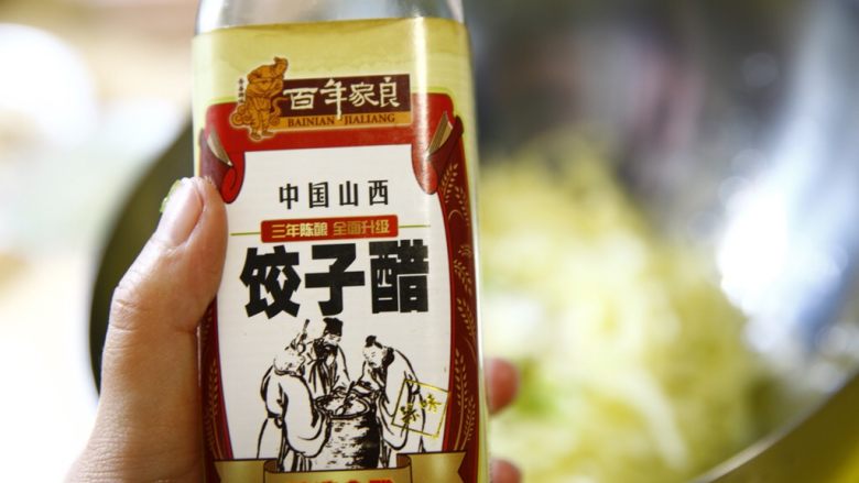 夏天快手吃点啥?炝土豆丝!,然后加饺子醋,也可以是老陈醋,或者香醋。大概4毫升左右。