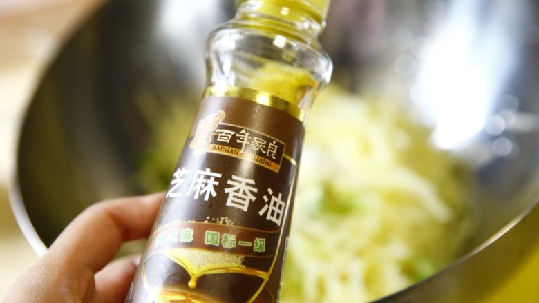 夏天快手吃点啥?炝土豆丝!,然后是<a style='color:red;display:inline-block;' href='/shicai/ 847'>香油</a>。大概4ml左右。
