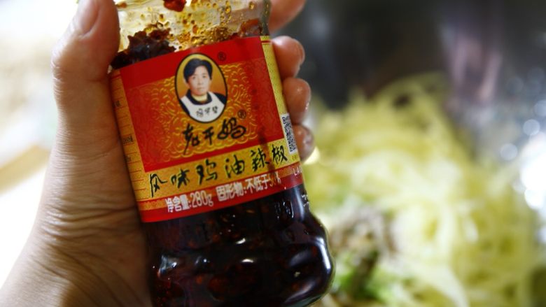 夏天快手吃点啥?炝土豆丝!,然后是老干妈辣椒油,大概一大勺,根据自己口味下量吧!这个辣椒油不怎么辣的,但是足够香。