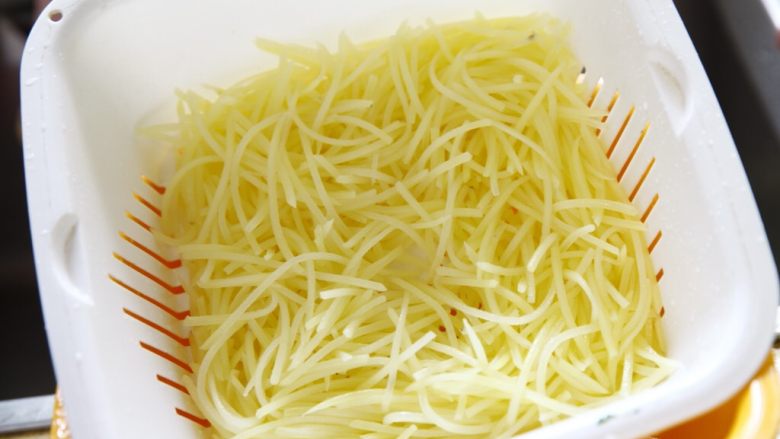 夏天快手吃点啥?炝土豆丝!,然后沥干水分。