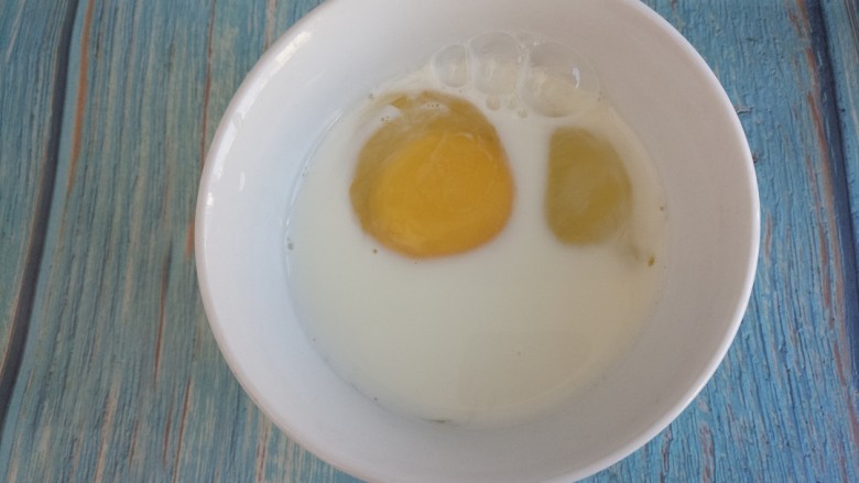 花生酱吐司,然后把鸡蛋打入碗中,把牛奶和鸡蛋混合。