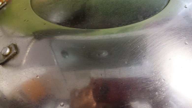 超香的黄豆炖猪蹄,盖上盖子,小火炖半小时左右。