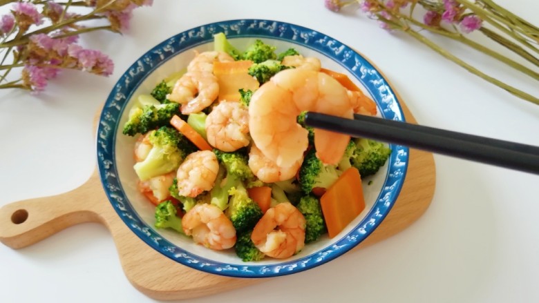 西兰花炒虾仁, 尝一口,好鲜好好吃的夏日小炒。
