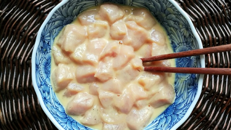樱桃肉,充分拌均,如果觉的太干,可以加入一汤匙清水,把肉丁腌制二十分钟以上,方便入味。