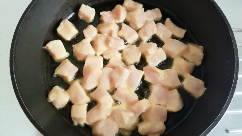 樱桃肉,油锅里加食用油,油多一些,油热后倒入肉丁滑炒。