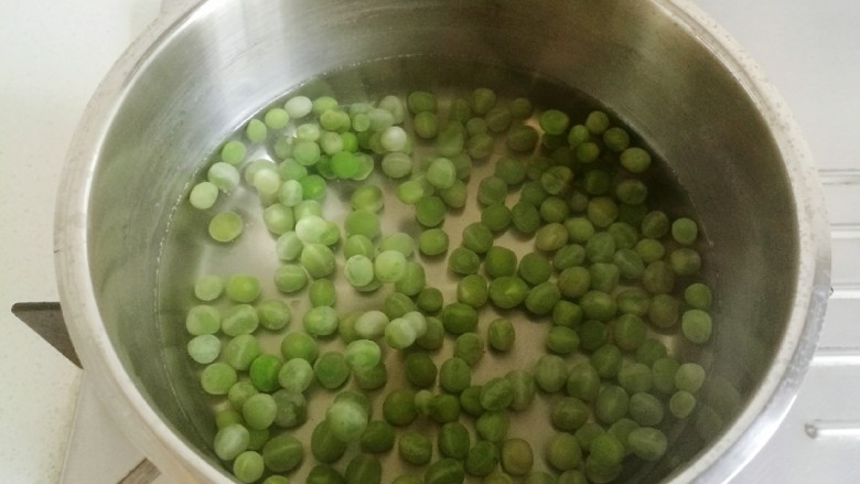 樱桃肉,锅中水烧开,放入青豆煮熟。