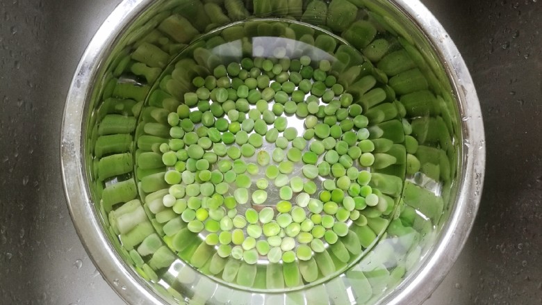 樱桃肉,捞出后放入冷水中,然后控水备用。