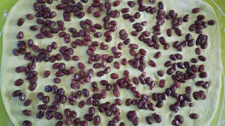 抹茶蜜豆卷~蒸锅版,在面饼上均匀的撒上<a style='color:red;display:inline-block;' href='/shicai/ 8019'>蜜红豆</a>并用手压实,防止脱落