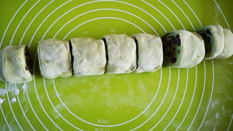 抹茶蜜豆卷~蒸锅版,用刀切成小块