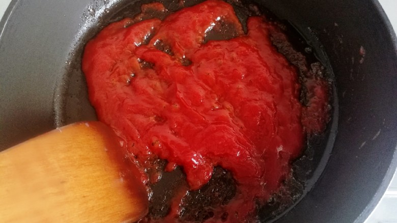 樱桃肉,锅里留底油,油热后倒入小半碗番茄酱用小火炒匀。