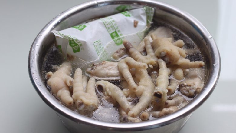 百香果柠檬鸡爪,煮熟的鸡爪泡冰水,从骨头接缝处切开。