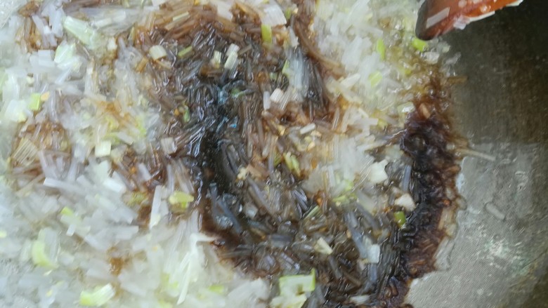 豆腐粉条蒸包,加入<a style='color:red;display:inline-block;' href='/shicai/ 692'>酱油</a>,翻炒均匀
