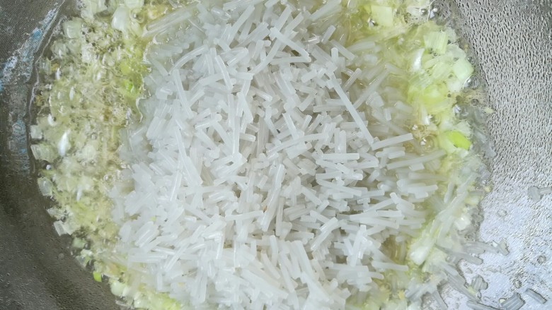 豆腐粉条蒸包,倒入粉条,翻炒一下