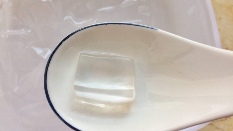 一学就会的瘦身美肤甜品: 彩虹水果冰粉,6.直接在容器里用小刀子将冰粉切成块状,不要倒出来切。
冰粉的样子十分晶莹剔透。
