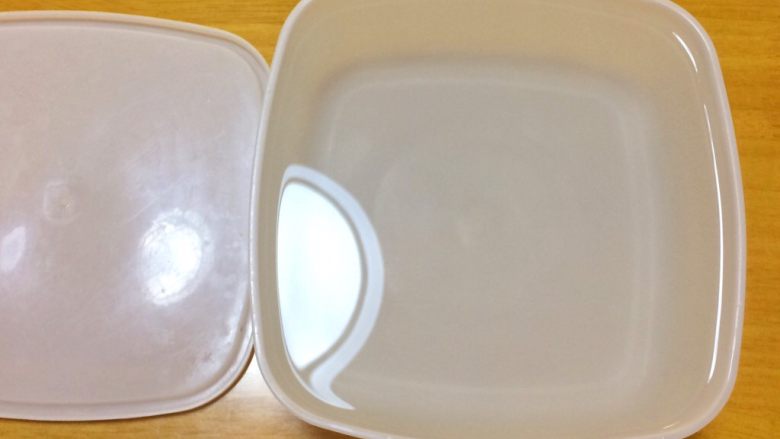 一学就会的瘦身美肤甜品: 彩虹水果冰粉,4.将冰粉水倒入容器,等待自然凉透。