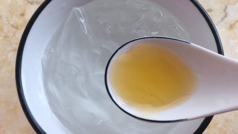 一学就会的瘦身美肤甜品: 彩虹水果冰粉,7.可以直接用碗装适量冰粉,然后倒入蜂蜜或者红糖水。