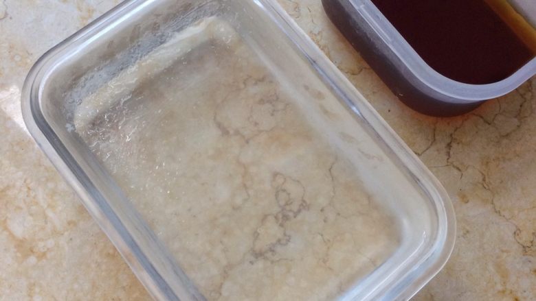 一学就会的瘦身美肤甜品: 彩虹水果冰粉,5.密封放入冰箱冷藏至少三小时。可以提前做好,然后放冰箱冷藏一夜。
等吃的时候再拿出来,冰凉凉更美味。