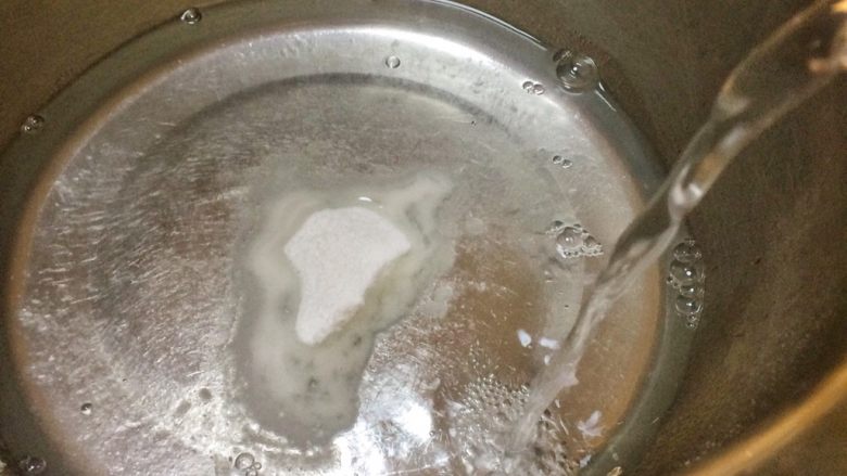 一学就会的瘦身美肤甜品: 彩虹水果冰粉,2.倒入热开水1500克。
水的用量最好控制在1250克到1500克。
或者冰粉粉的包装袋子上一般会有制作说明。